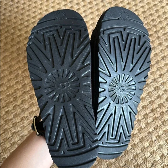 UGG Goldstar Villa Sandals Black, size 7 - Picture 8 of 10